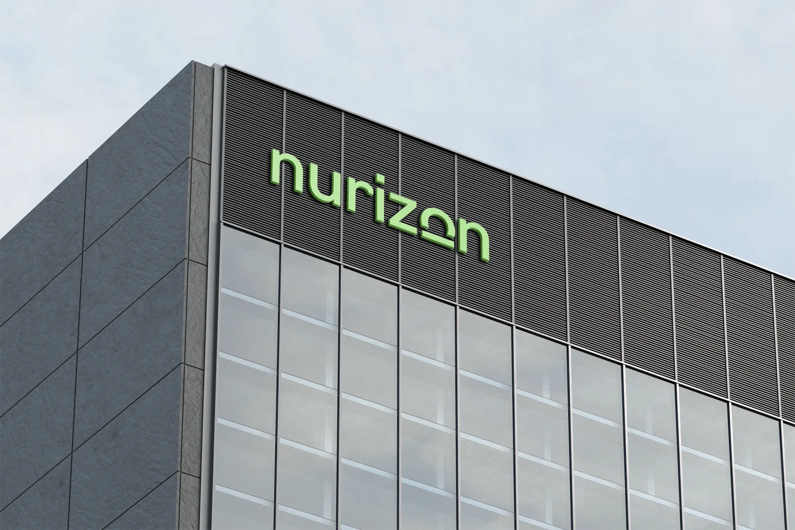 Fachada del edificio de Nurizon con su logotipo verde.