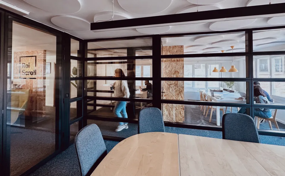 Interior de las oficinas de Roi Scroll