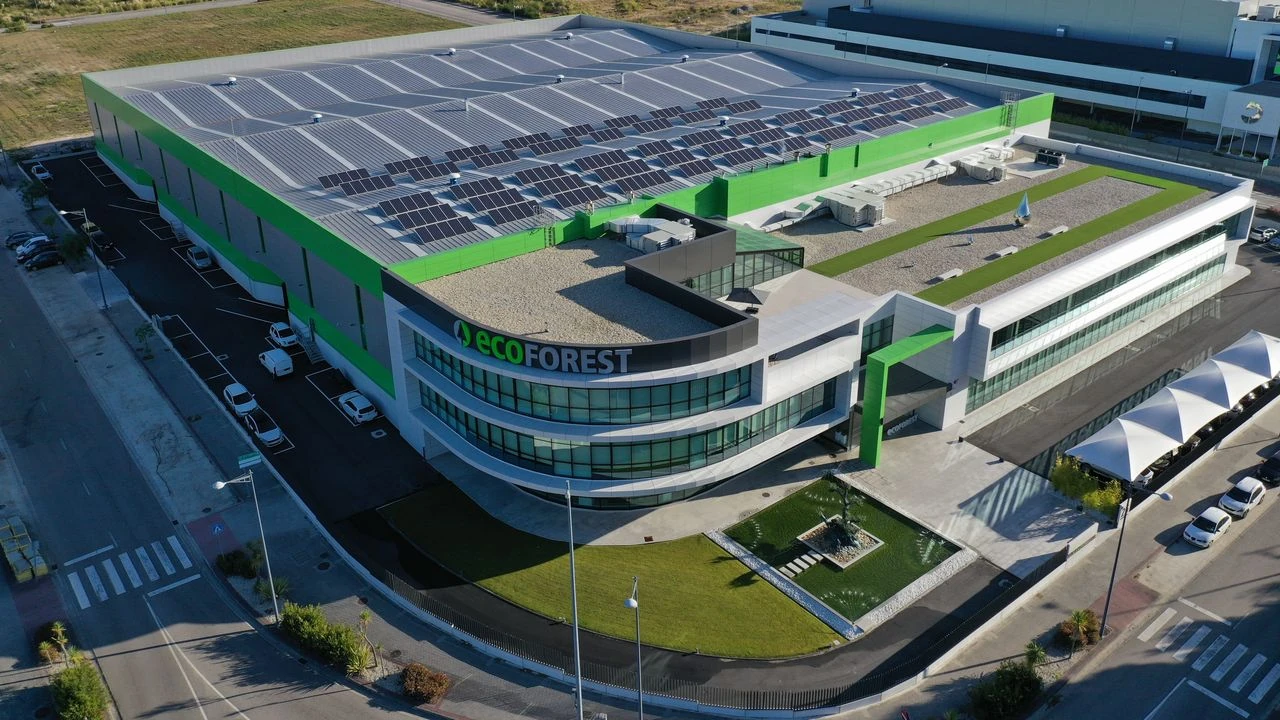Edificio de Ecoforest con paneles solares.