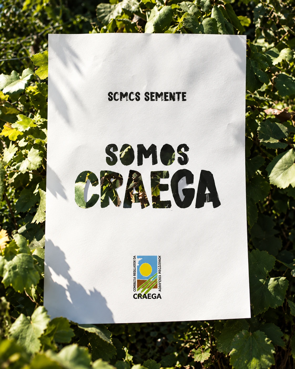 Pieza de campaña “Somos CRAEGA” entre hojas verdes.
