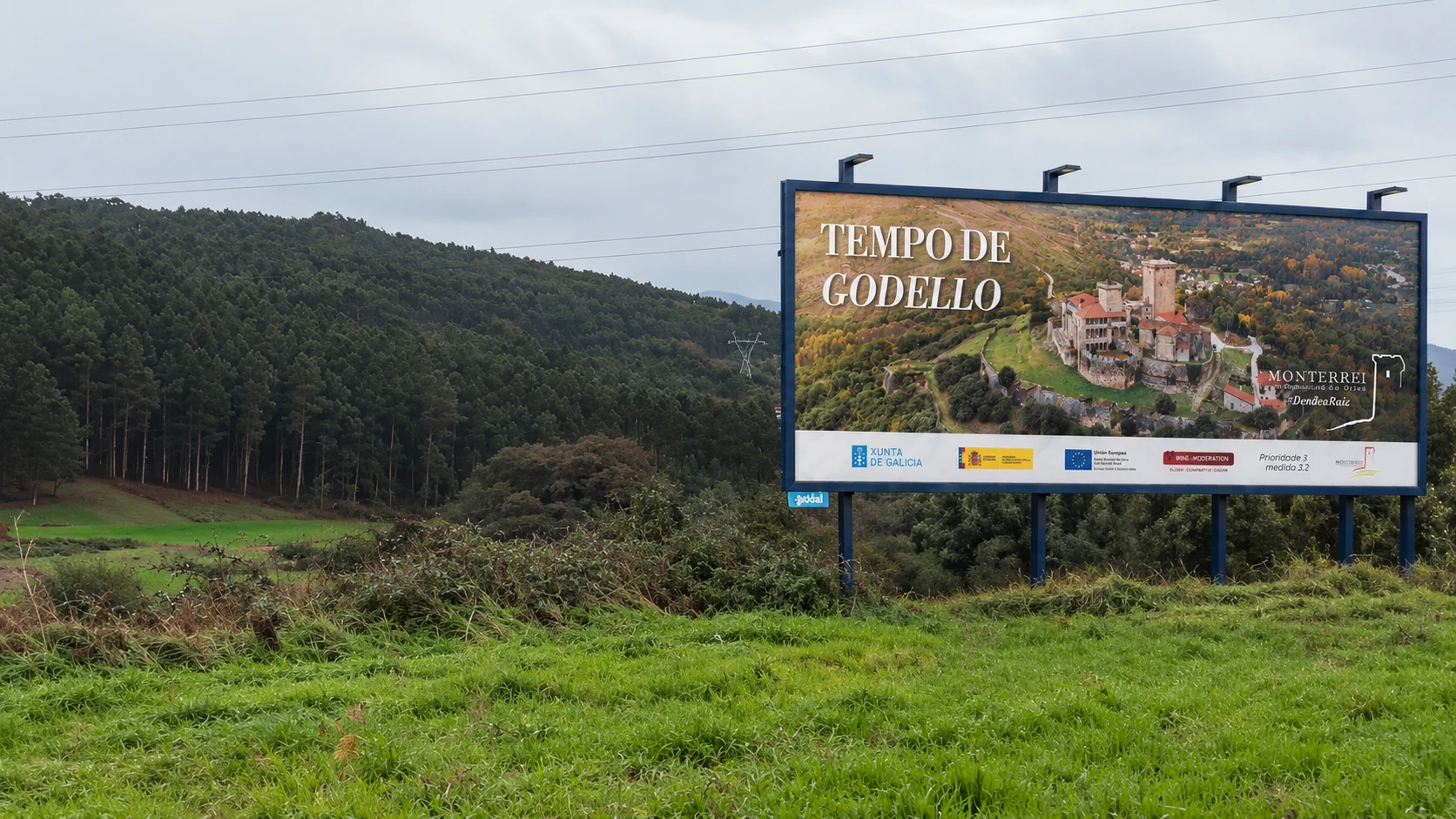 Valla publicitaria Tempo de Godello en un paisaje de Monterrei.