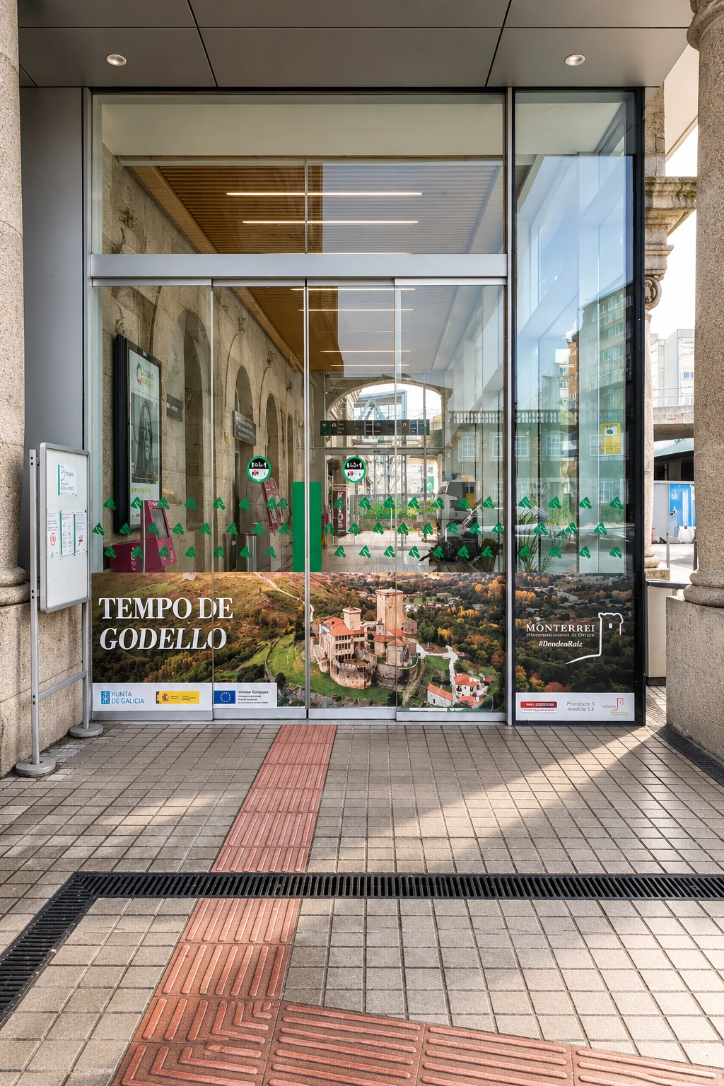 Campaña Tempo de Godello en un soporte vertical de exterior.