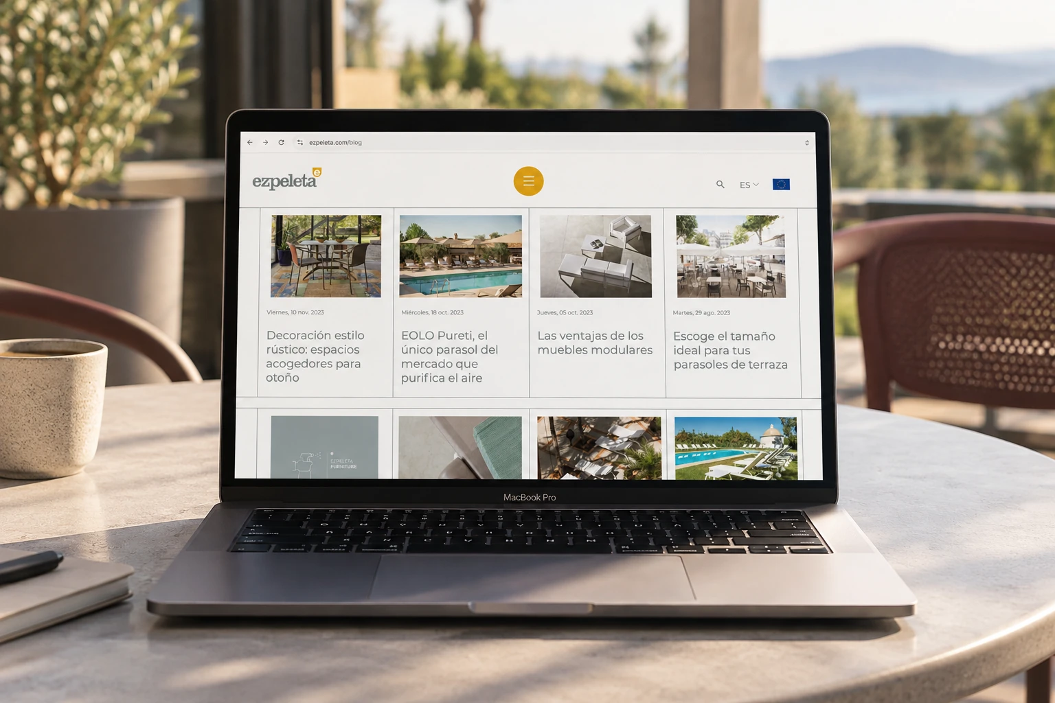 Portátil con el blog de Ezpeleta y sus contenidos sobre mobiliario de exterior.